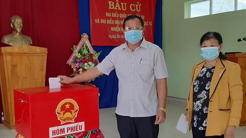 Sông Hinh nô nức đi bầu cử