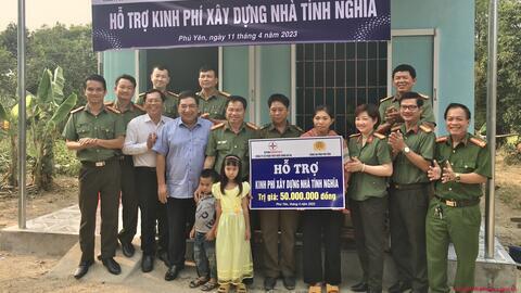 Bàn giao nhà tình nghĩa cho chiến sỹ công an hoàn cảnh khó khăn