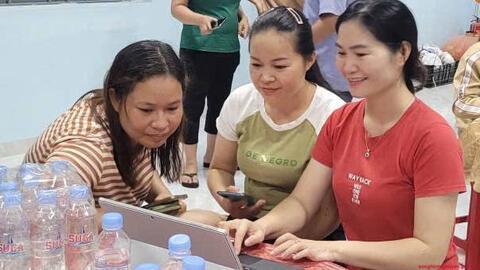 Thôn 9 (xã Sông Hinh) sôi nổi lớp học "Bình dân học vụ số"