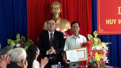 Long trọng tổ chức lễ trao tặng huy hiệu đảng đợt 03/02/2026