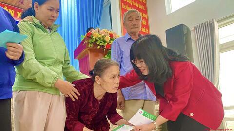 Phó Chủ tịch Thường trực UBND tỉnh Hồ Thị Nguyên Thảo thăm và tặng quà tết tại xã Sông Hinh