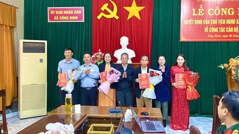 Công bố các quyết định về công tác cán bộ đối với 02 Trung tâm thuộc UBND xã