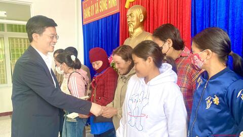 PGS.TS Đỗ Chí Nghĩa – Ủy viên thường trực Ủy ban Văn hóa, Giáo dục của Quốc hội thăm và tặng quà tết tại xã Sông Hinh