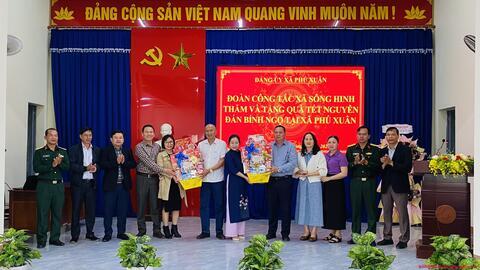 Xã Sông Hinh thăm và chúc tết hai địa phương kết nghĩa Phú Xuân và Tam Giang