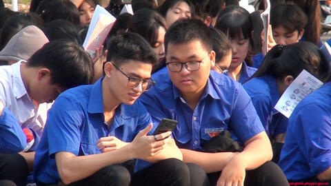 Học sinh Sông Hinh tiên phong chuyển đổi số, làm chủ dịch vụ công trực tuyến