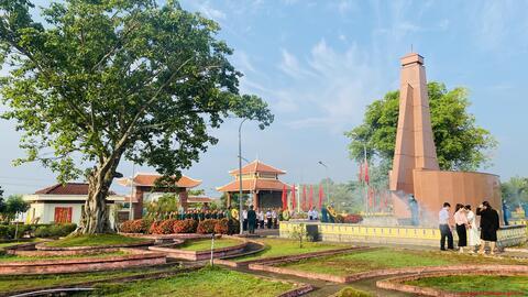 Trang nghiêm Lễ viếng Nghĩa trang liệt sĩ Kỷ niệm 51 năm Ngày giải phóng miền nam