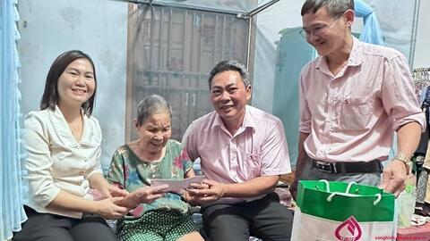 Ngân hàng Chính sách xã hội thăm hỏi, tặng quà tri ân tới các gia đình chính sách nhân dịp 27/7.