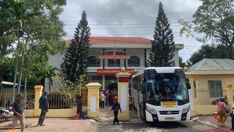 Trao 100 suất quà cho người nghèo và học sinh khó khăn tại Sông Hinh